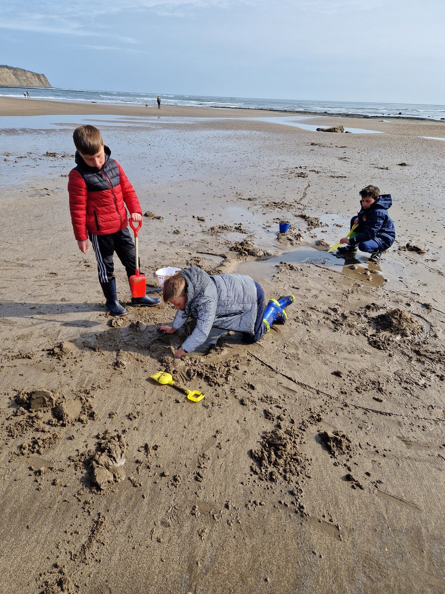 MissMur47149090's tweet photo. Sandcastles at the beach! #MorningSunshine #SandcastleFun #BoggleHole #Year4 @MIssBai69392016 @stjs_staveley https://t.co/m4cm11rnav