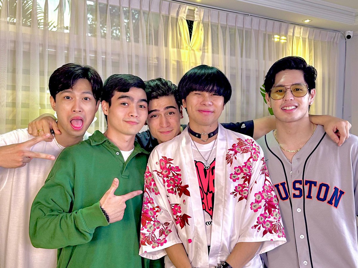 owhen_ranger's tweet photo. Group shot w/ the Boys of the University Series - "The Rain in España".
Watch it on @VivaOnePH
#FNCxTheRainInEspana
#TheHouseOfCollab
#FairfaxNetworkChannel
#THOCCycle1
#OwhenRanger https://t.co/fj8XFLL9li