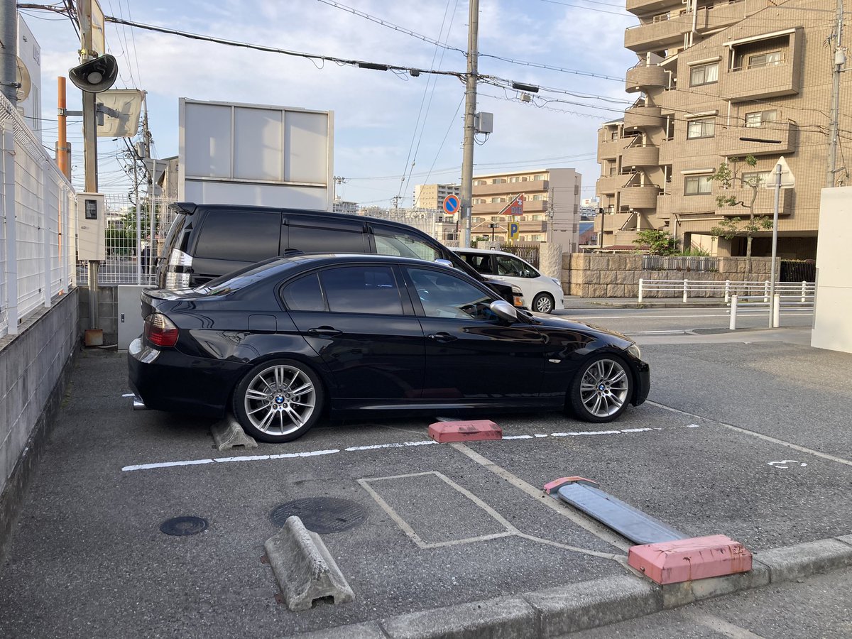 tricoloretrico's tweet image. 近所のパーキングで盗撮した。
E90は今しかないな。
買わんけど。
（買える3で一番欲しいのはこれな）
#BMWE90