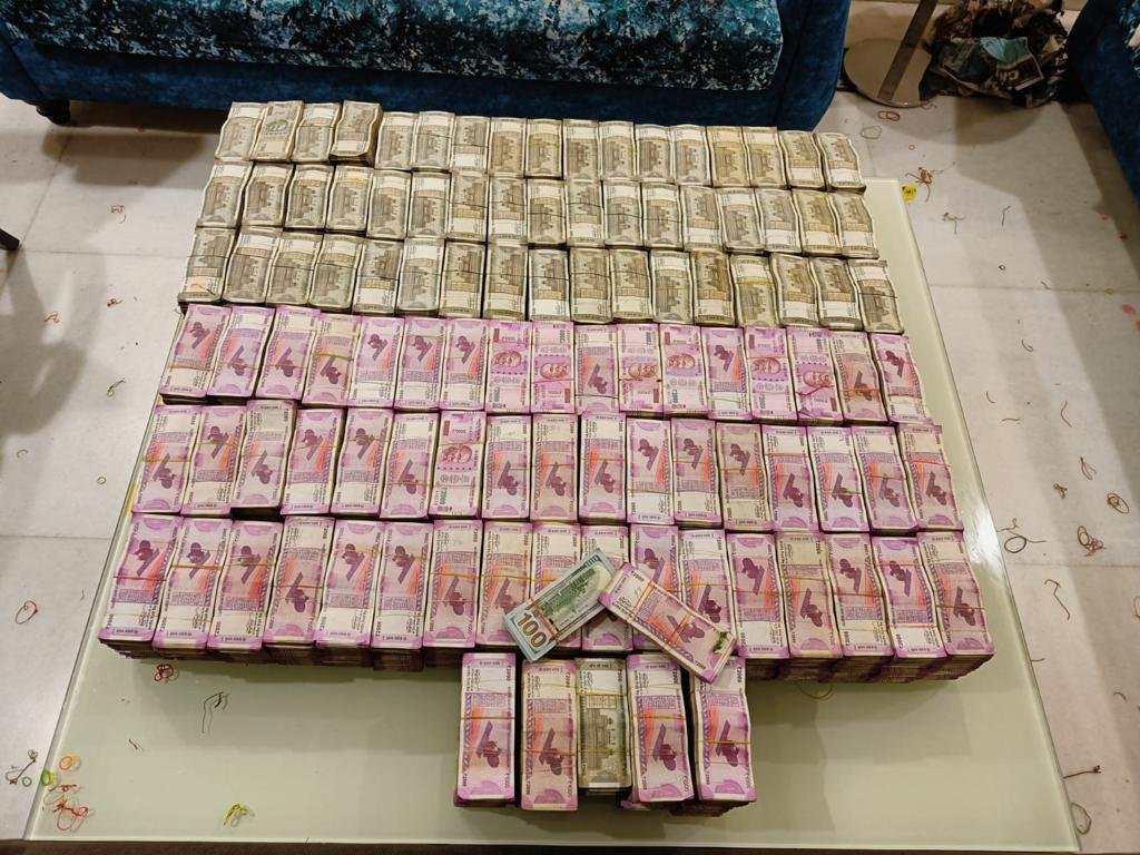 EconomicTimes's tweet image. #CBI arrests former CMD of #WAPCOS, Rajinder Kumar Gupta and his son Gaurav Singhal for alleged possession of disproportionate assets and recovered Rs 38.38 crore during a raid conducted at their multiple locations. 

(ANI) 

Catch the day&apos;s latest news ➠ bit.ly/3LMIUE0