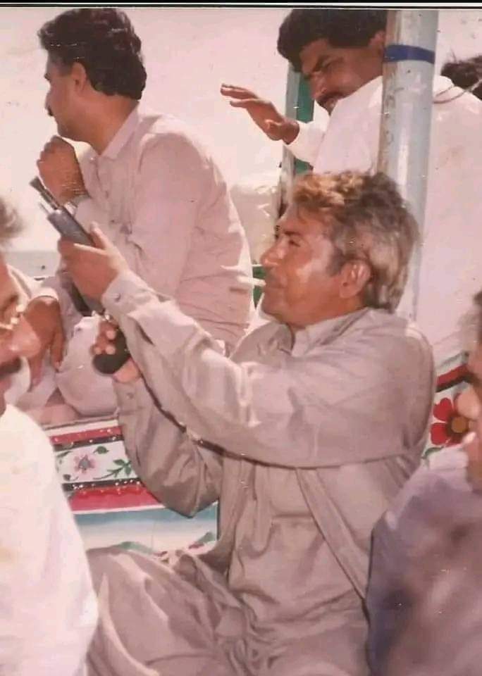 sindhi_sufi47's tweet photo. 1981ع ۾ آءٌ جيل مان آزاد ٿيڻ بعد، گهر اچڻ کان پهرين سن ويس. سائين ڏاڍو خوش ٿيو. چيائين ڦٽڪا لڳڻ وقت ڪيئن محسوس ڪيئي؟ مون پنهنجي لفظي جادوگريءَ کان ڪم وٺندي چيو ته: ”سائين! مون هر ڦٽڪي تي ائين محسوس ڪيو ته سنڌ مون کي چُمي ڏئي رهي آهي!“
#TributeToAbdulWahidArisar https://t.co/FDr5m01zGM