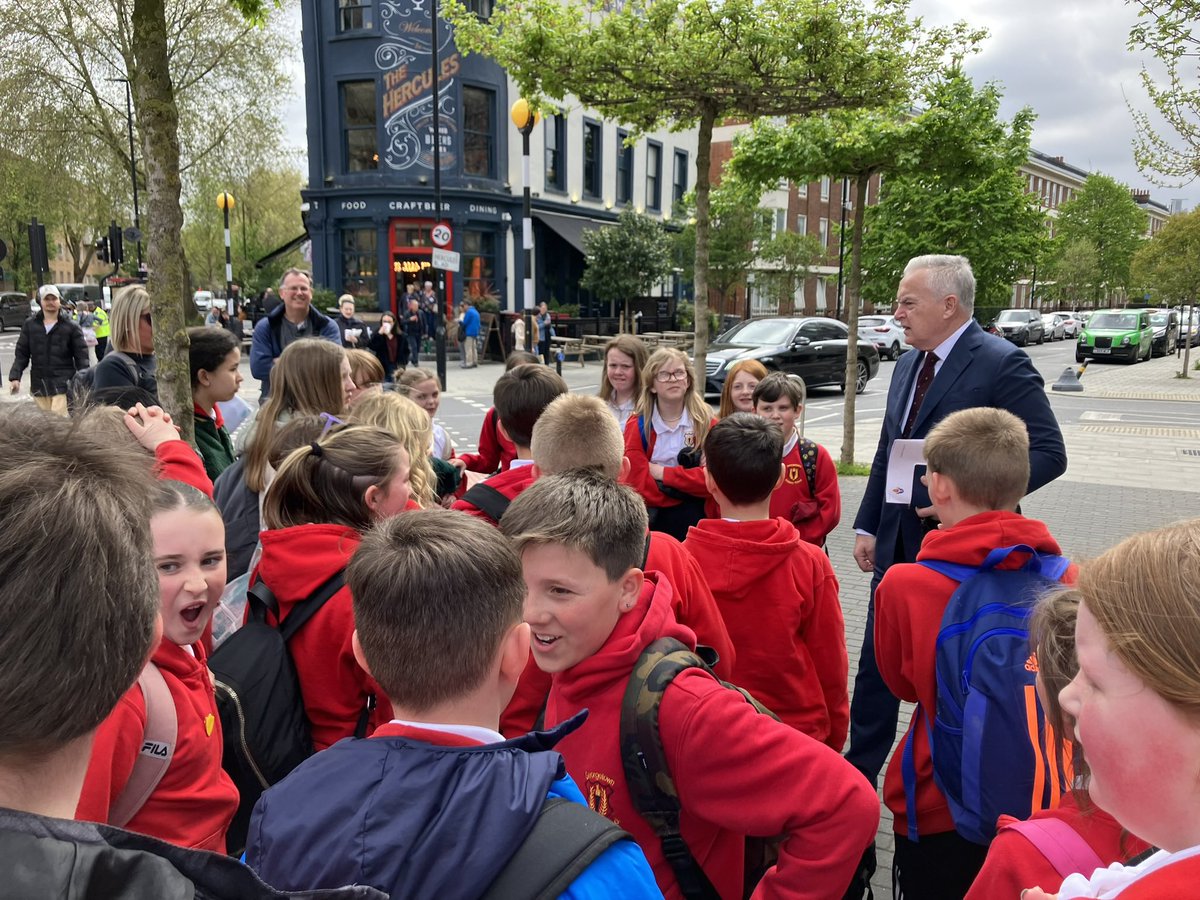 What a fantastic day out in London for Year 6 yesterday! A massive Diolch to @thehuwedwards for stopping to chat! <a href="/georgeprimary/">Georgetown Primary</a> @sewalesEAS