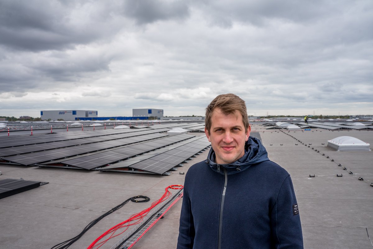 micha_bloss's tweet photo. Voilà! Die größte Dachsolaranlage Deutschlands.

💡Sie versorgt ein ökologisches Logistikzentrum in Bremen mit sauberer Energie.

⚡9.300 kWp aus
⚡⚡23.000 Modulen und
⚡⚡⚡52 Wechselrichtern

Es geht los. Wir sind am Anfang der Zukunft. https://t.co/iLxHJN7wfa