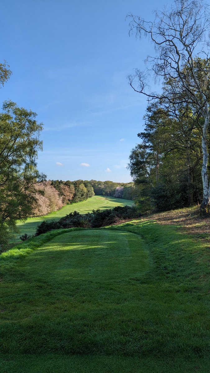 EnglandGolf's tweet photo. 🏌️‍♂️ Our season starts now!

👋 Welcome to the beautiful @BurnhamBgolf - host of our first event of the year, the EGC Burnham Bowl!

🌞 The sun is shining and we have a great day of golf in store!

Live scoring: https://t.co/bKy9ZtYfDW

🇺🇦 #EGStandswithUkraine 🇺🇦 https://t.co/2RpZBSUWzV