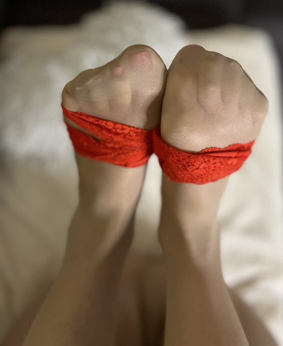 It&rsquo;s time to wrap my feet in beautiful thong.Check my bio for more on my paid subscription on onlyfans<a href="/tag/longhair"class="tags"><span>#longhair</span></a><a href="/tag/woman"class="tags"><span>#woman</span></a><a href="/tag/whiteshirt"class="tags"><span>#whiteshirt</span></a><a href="/tag/trousers"class="tags"><span>#trousers</span></a>