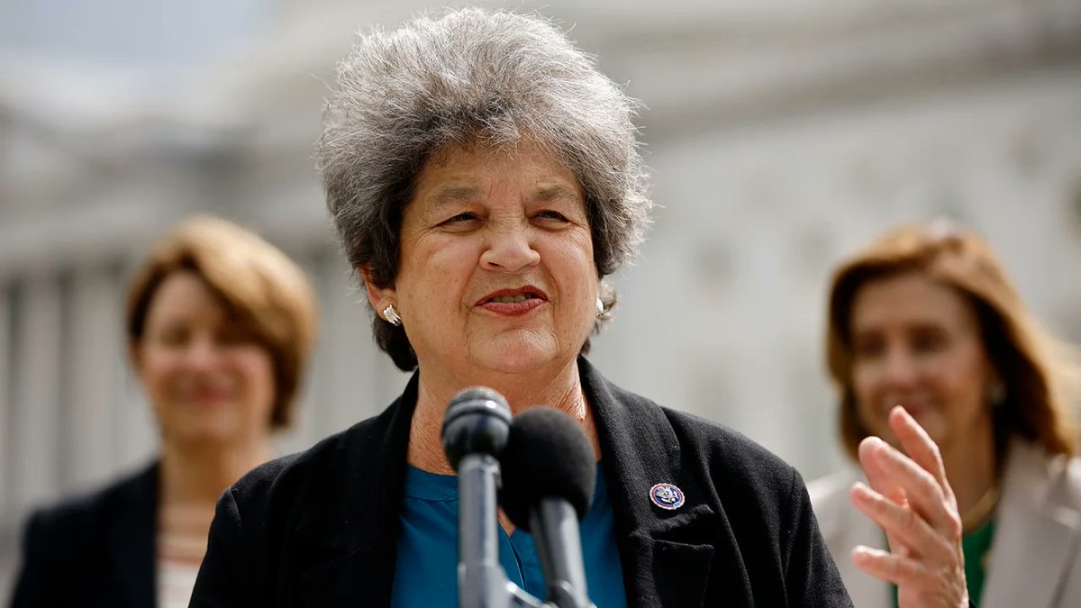 AiForward_'s tweet photo. 🇺🇸‼️ US Democratic congresswoman Lois Frankel sold her First Republic Bank shares just before it plunged 80% —  then bought shares in JPMorgan, which bought the failed bank.

Just a coincidence, of course... 🧠🤨 https://t.co/SezujdnKgC