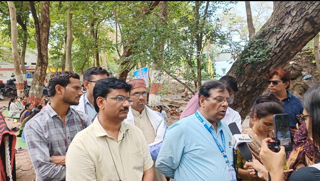 मध्यप्रदेश चिकित्सा महासंघ के प्रदेश अध्यक्ष डाक्टर माधव हसानी ने NHM संविदा स्वास्थ्य कर्मचारी संघ के धरना स्थल जेपी अस्पताल में पहुंचकर मांगों का समर्थन किया और <a href="/ChouhanShivraj/">Shivraj Singh Chouhan</a> जी से मांग की कि  मध्यप्रदेश सरकार प्रदेश के समस्त संविदा स्वास्थ्य कर्मचारियों को तत्काल नियमित करें