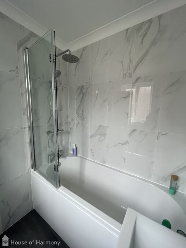 Beautiful bathroom designed and installed in Bury St Edmunds. 
#newbathroom #carraraglosstiles #utopia #utopiabathroom #new #burystedmunds #bathroom #bath #shower #showerscreen #bathroomdesign

house-of-harmony.co.uk/project/bathro…