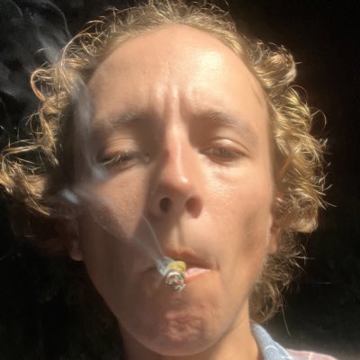 OhWvMiFl's tweet photo. I’m a pot smoking hippie #NewProfilePic https://t.co/zVM8wIUdzP