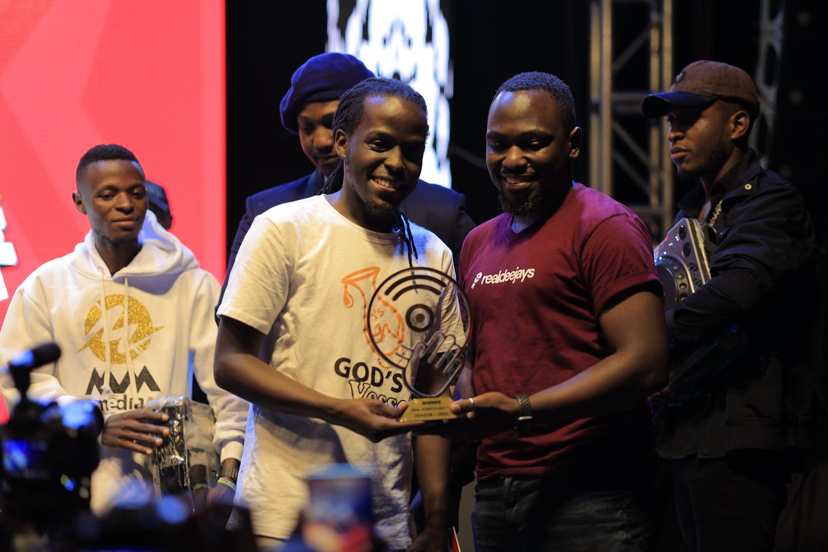 RealDeejays's tweet photo. Our winner for the #Realscratchbattlefinale walked away with a trophy, certificate of participation and full deejay set.
Well done @easysamuel all those who would like to be part of next year's battle should buckle up and prepare π₯³π₯³ https://t.co/h4WsshPsBZ