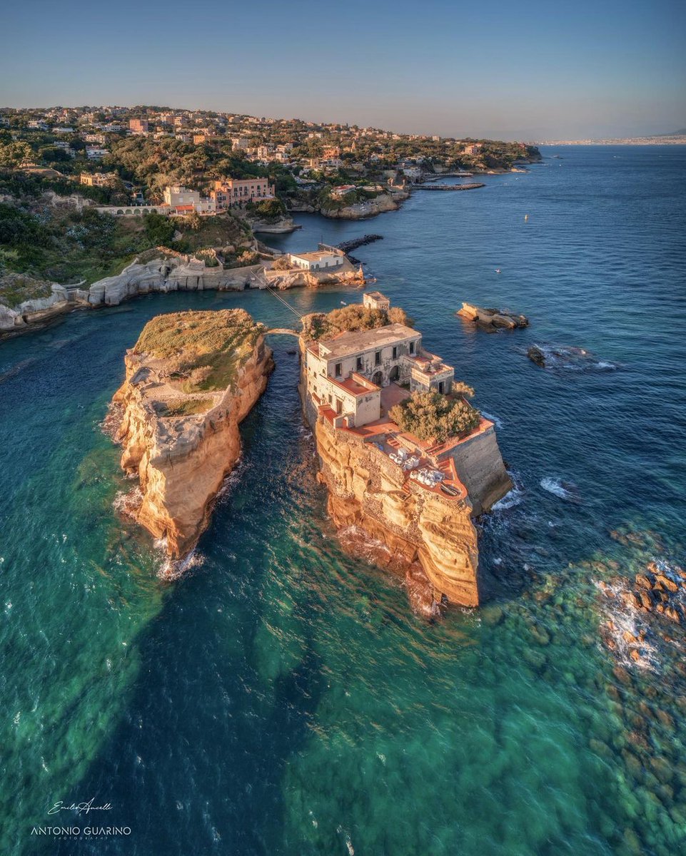 À 30 mètres du quartier de Posillipo, au cœur du golfe de Naples, la petite île de Gaiola vous attend. Explorez les trésors que recèlent les eaux claires de son parc sous-marin.

📷 IG antonio.guarino_eam &amp; emilio_aucelli 

#ilikeitaly #ITinerary
