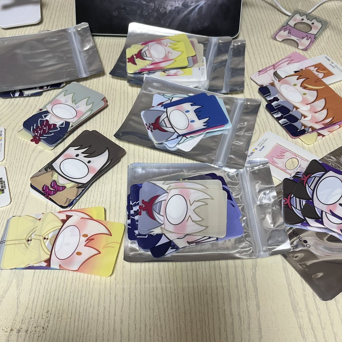FFCDAC___'s tweet photo. 전 분명 png 파일로 올렸는데 왜 이렇게 된 건지… 업체와 이야기 나눈 후 재발주후 다시 배송하겠습니다! 정말 죄송합니다 기간은 최대 한 달 정도 걸릴 거 같습니다. 정말 죄송합니다. https://t.co/KAotN7QhUb