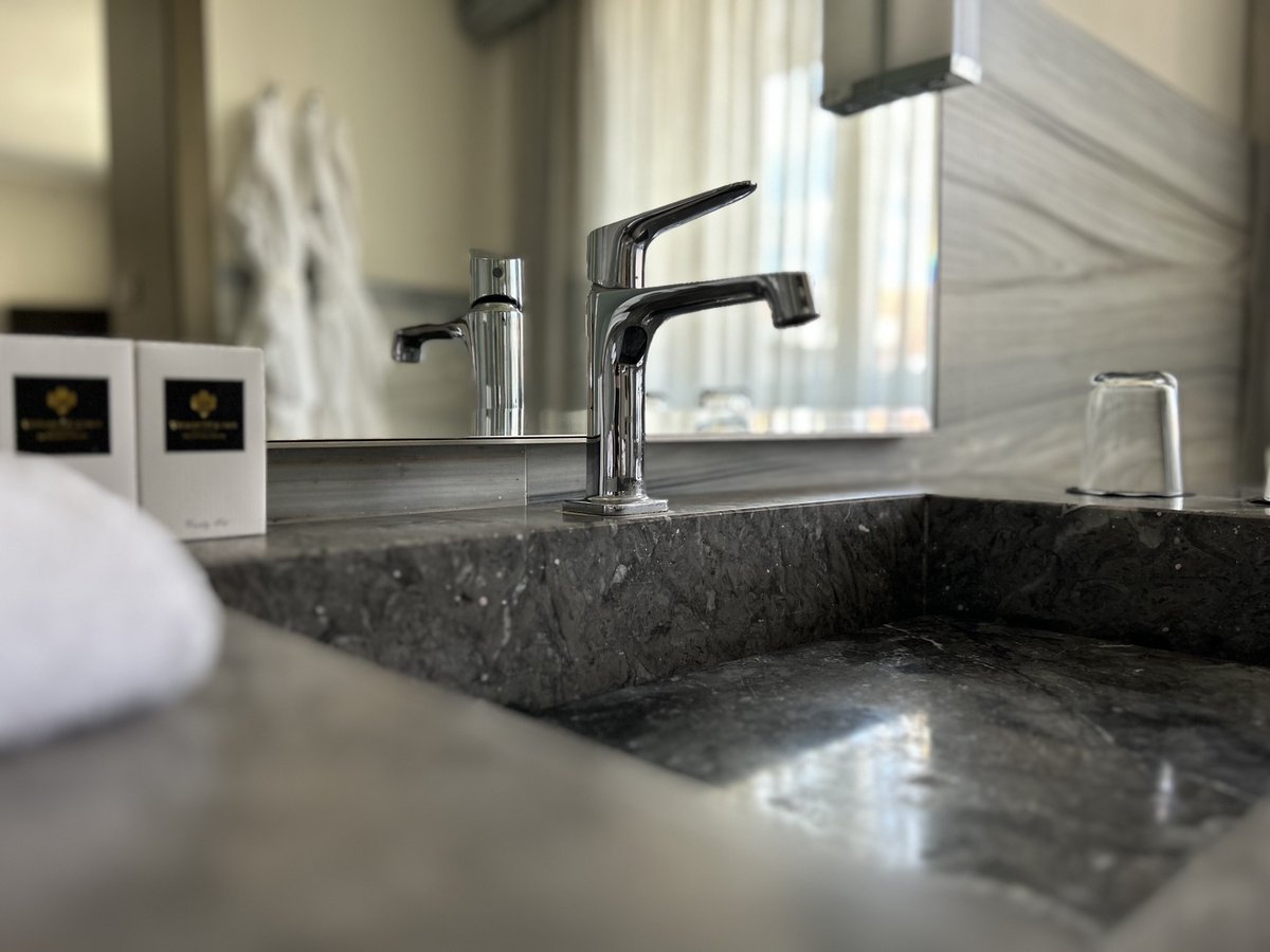 EmblemHotel's tweet photo. It's all in the detail 💎

Our outstanding bathrooms are made entirely out of a rare blue marble all the way from Carrara, Italy. 
Let that SINK in 😉 https://t.co/Qf550IvXL8