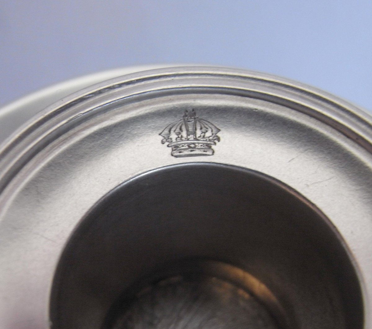 Exhibitor Spotlight ⭐ To mark the special occasion of the Coronation of His Majesty King Charles III, these royal silver candlesticks, engraved with the Sovereign’s Crown on the base, are rare and in perfect condition from Mary Cooke Antiques. Fit for a King! 👑