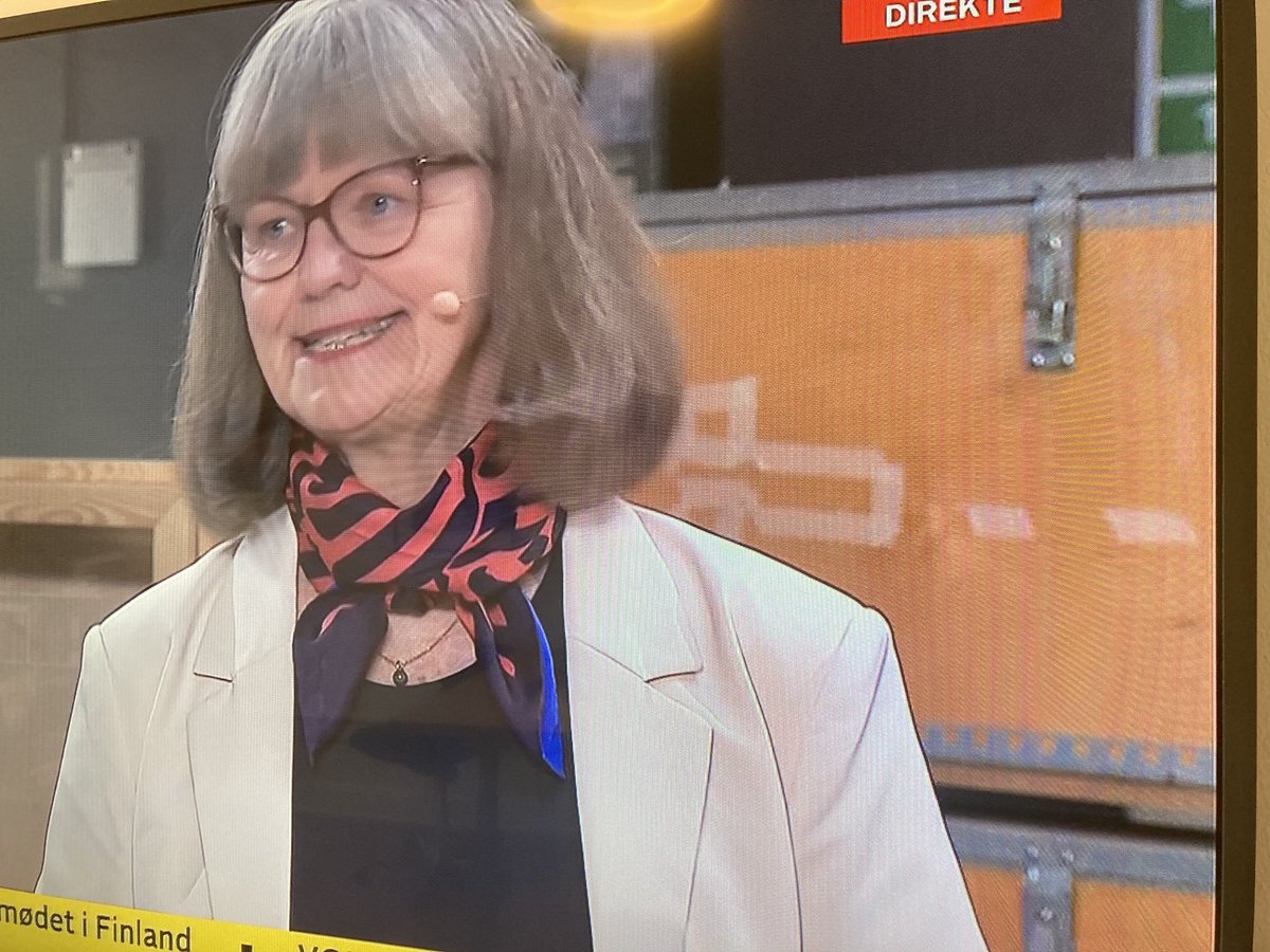 Var der ikke lige nogen som tænkte over at fjerne pikken bag Nina Smith, inden reformkommisionen skulle holde pressemøde?