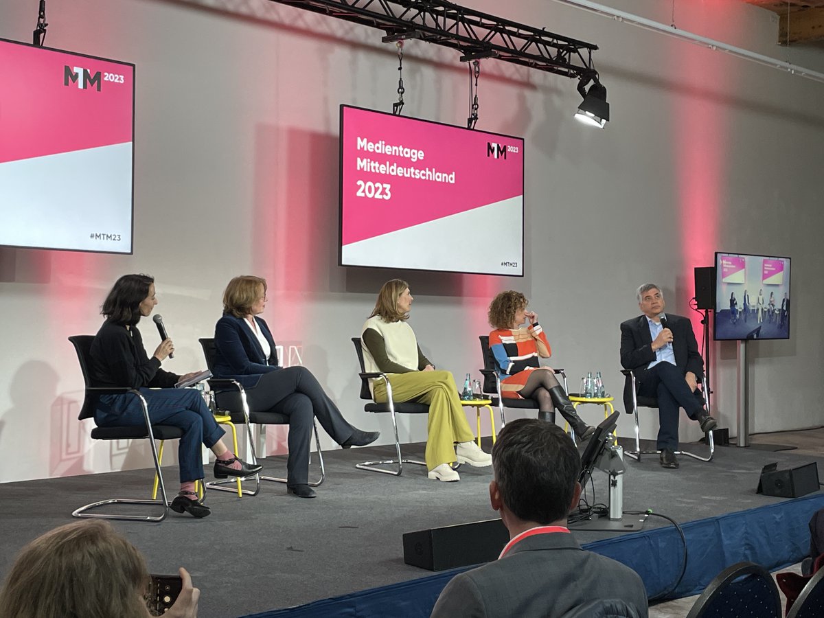 MTM_Leipzig's tweet photo. Wie wirkt sich die (mediale) Dauerkrise auf die Mediennutzung aus? Darüber sprechen jetzt Vivian Perkovic von @3sat, @heinrichmainz, @JuliaKrittian, Dr. Florian Kumb vom @ZDF, @TabeaRoessner, @SOSchwetje &amp; Prof. Dr. Oliver Quiring von der @uni_mainz auf Bühne A. #MTM23 https://t.co/qUL9UdPkGz