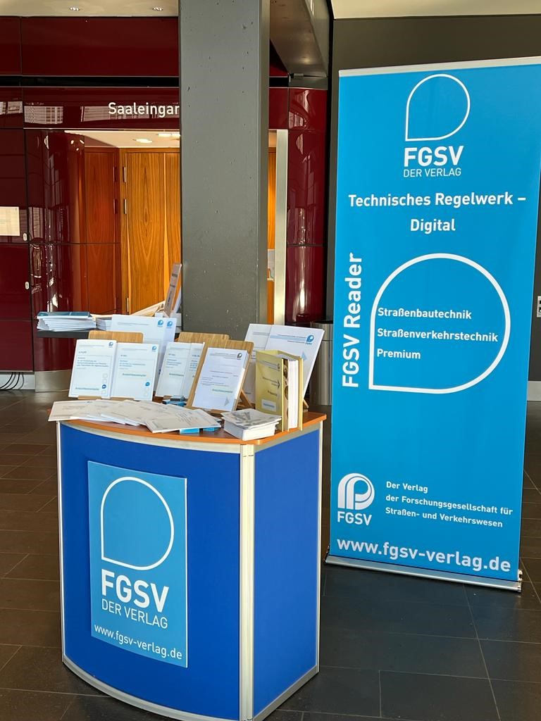 fgsv_verlag's tweet photo. Die Zukunft der Asphaltbauweise wird heute von 300 Expertinnen und Experten bei der FGSV-Asphaltstraßentagung 2023 insbesondere unter dem Aspekt des Klimaschutzes erörtert. Der FGSV Verlag präsentiert das grundlegende Regelwerk.
#Asphaltstraßentagung #Aachen #Eurogress #FGSV https://t.co/tcsJpBeJiG