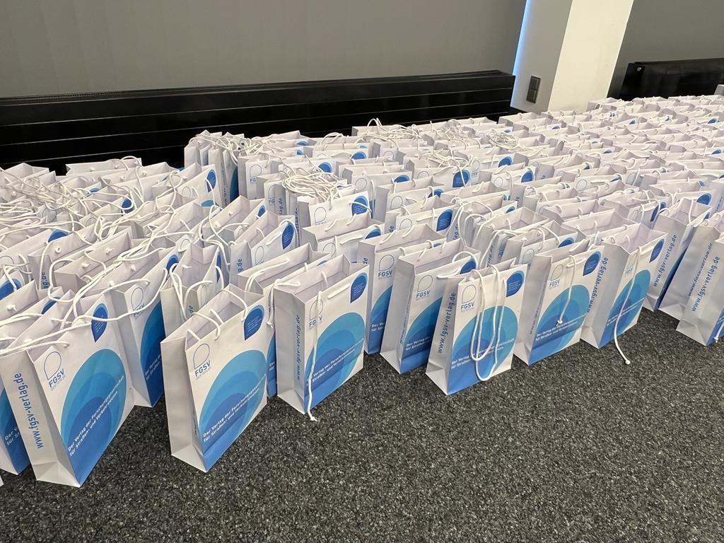 fgsv_verlag's tweet photo. Die Zukunft der Asphaltbauweise wird heute von 300 Expertinnen und Experten bei der FGSV-Asphaltstraßentagung 2023 insbesondere unter dem Aspekt des Klimaschutzes erörtert. Der FGSV Verlag präsentiert das grundlegende Regelwerk.
#Asphaltstraßentagung #Aachen #Eurogress #FGSV https://t.co/tcsJpBeJiG