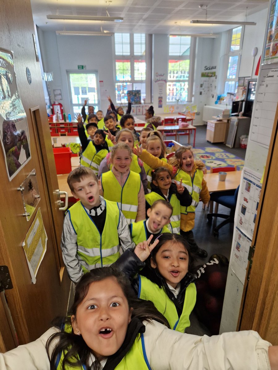 LibertyPrimSch's tweet photo. Year 1 and 3 are off out to Wimbledon library! Have fun! #Reading #KS1 #Wimbledon https://t.co/yeVFWVqVOS