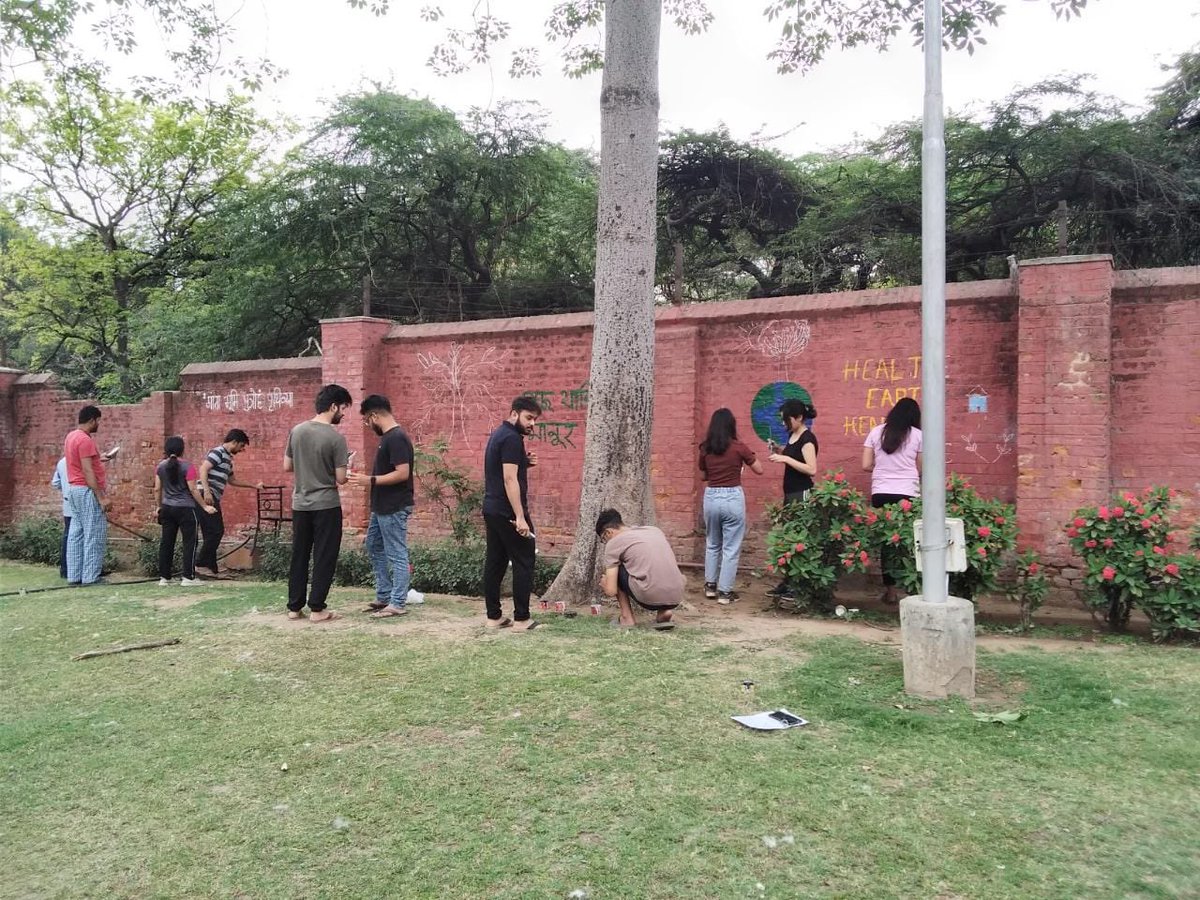 DcClz's tweet photo. Wall Slogon “ पेड़ रहेगा, तो इन्सान रहेगा ” in different Languages, Writing done by Hostel Students at #DSKothari Hostel, @UnivofDelhi in association with @EcoPrabandhan under guidance of @DcClz @MCD_Delhi @SBM_MCD for Mass Motivation of United Efforts towards Sahbhagita https://t.co/Z1sJV49r9N