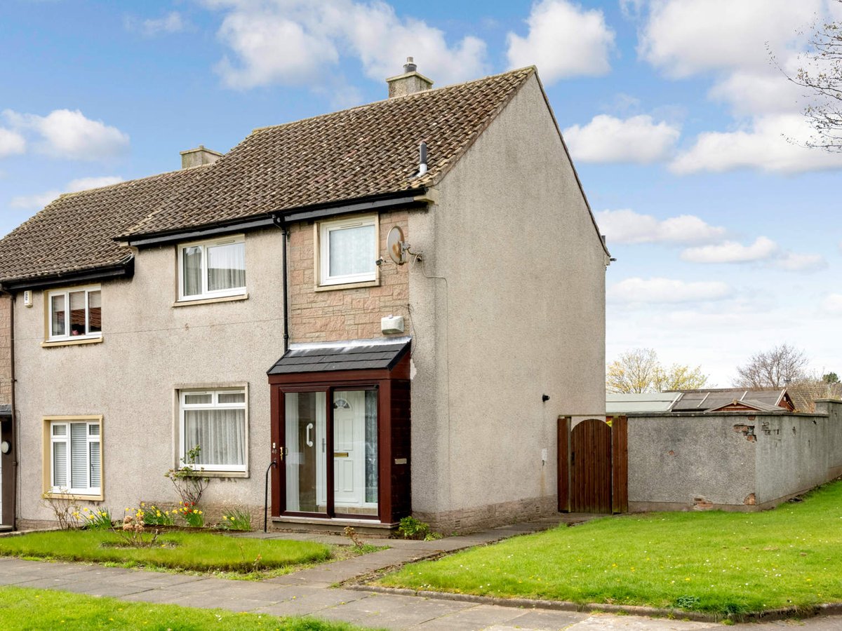 NEW TO MARKET - Primrose Ave, Rosyth. o/o £144,000. 3 bed semi. To arrange a viewing contact Ross &amp; Connel on 01383 721156 #Dunfermline #Property