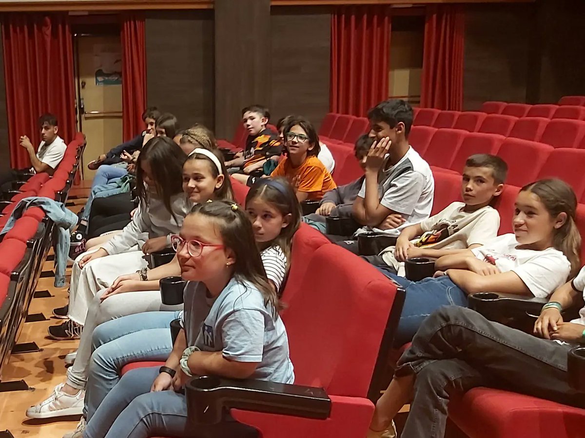SalesianosVSJB's tweet photo. Ayer tuvo lugar la jornada de transición en la que el alumnado 6º de primaria ha podido conversar con el alumnado de 1º de ESO para resolver todas sus dudas en el cambio de etapa.
6° visitó los pabellones y por la tarde se les explicó cómo está organizada la etapa de secundaria. https://t.co/UPaaJPfrIM