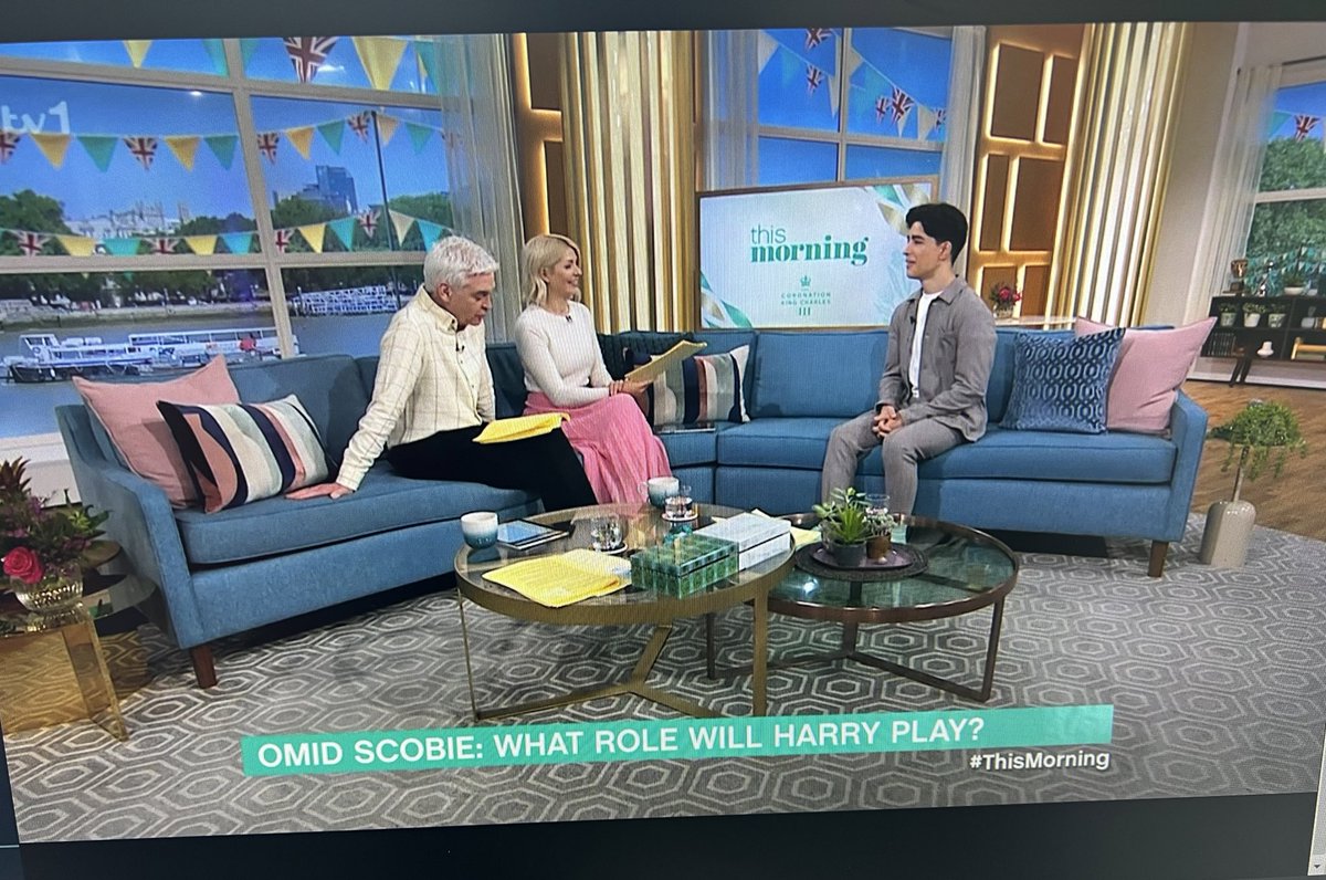 jozzzaphen's tweet photo. I see #PhilSchofield tried to shade @scobie by suggesting that he’s the personal friend of the Sussexes, but he set him straight #ThisMorning https://t.co/8irUWmRtDP
