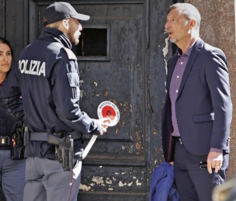 Cinguetterai's tweet photo. Questa foto di Amadeus con la polizia.
È stato interrogato oltre un’ora dalla Digos come persona informata sui fatti, riguardo all’episodio di Blanco e le rose a #Sanremo2023.

(Foto di #Chi) https://t.co/ikzvHxWWme