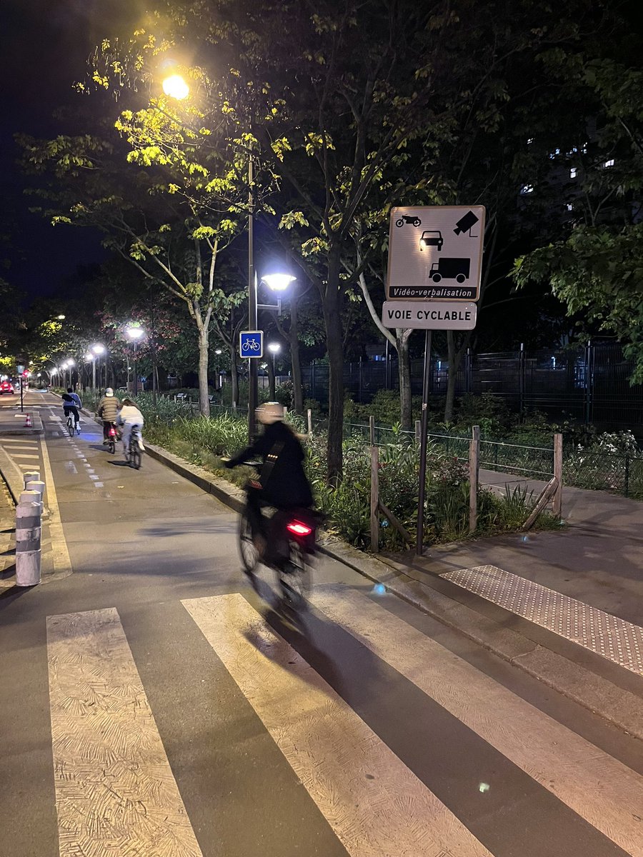 LCyclable's tweet photo. Pendant des années on disait “On ne peut rien faire contre les motards sur la piste cyclable car on est un pays latin”.

Ce panneau a réglé le problème immédiatement et définitivement.

Merci @C_Najdovski, pour ce bon souvenir auquel je souris tous les jours! 😄 #rueVercingetorix https://t.co/2mIC8lCzzT