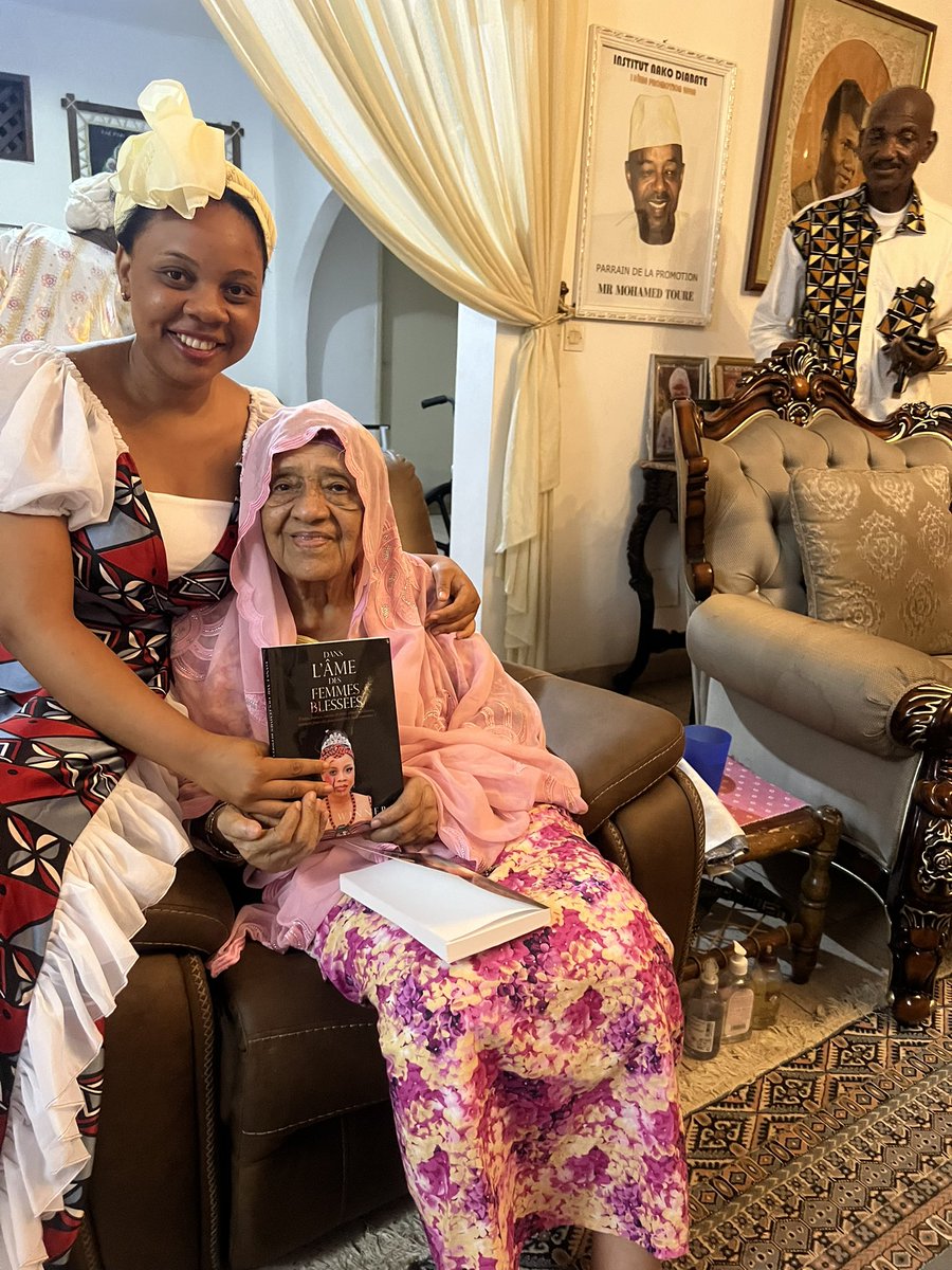 misswinner0's tweet photo. J’ai eu le privilège de rencontrer l’ex première dame dans sa résidence, Maman Hadja Andre Touré, l’épouse du feu Ahmed Sékou Touré, premier president de la république de Guinée. 
Je lui ai parlé de mon combat et j‘en ai profité pour lui dédicacer mon tout dernier roman. https://t.co/jpxvbmSdhY
