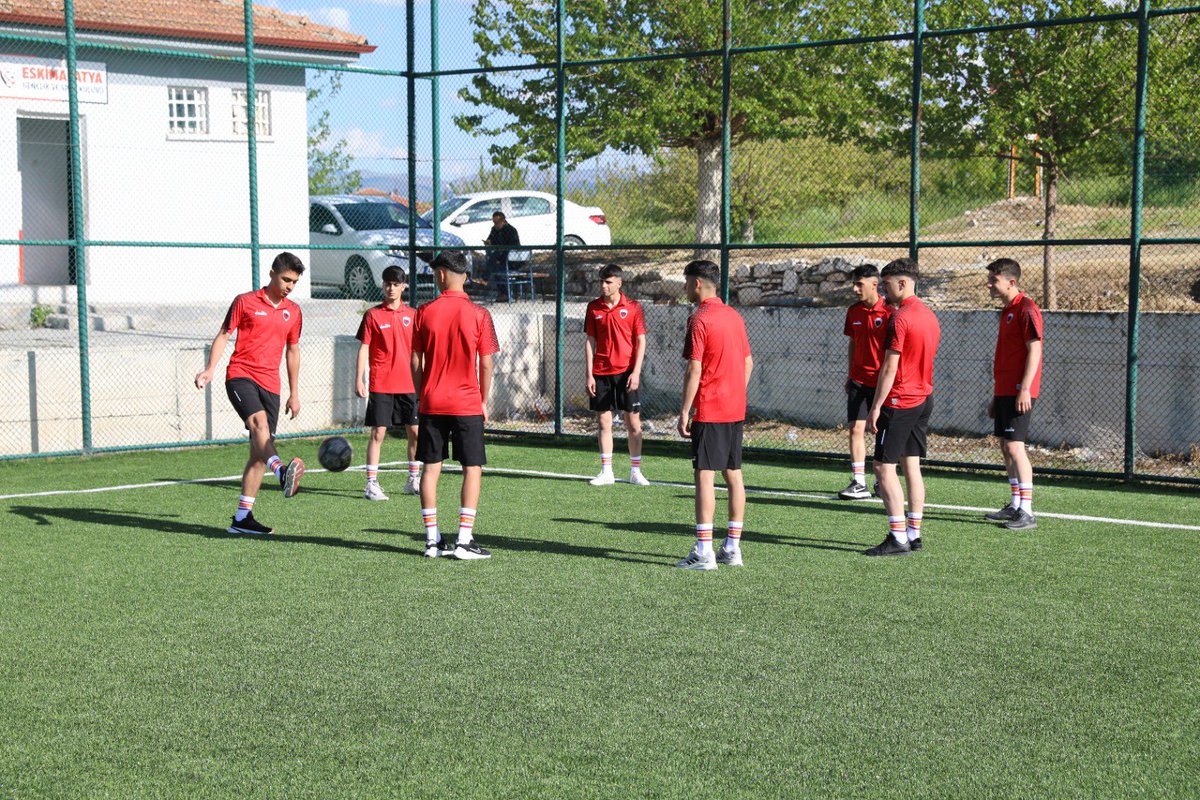 osmangudertr's tweet photo. Tokat’ta başlayacak olan Türkiye Şampiyonası 1. Kademe Maçlarına katılma hakkı elde eden Battalgazi Belediye Spor U-18 takımımız; asrın felaketinde hayatını kaybeden hocamız Erdal Doğaner’e armağan etmek için çalışmalarını aralıksız sürdürüyor. Tüm sporcu kardeşlerime başarılar diliyorum.
