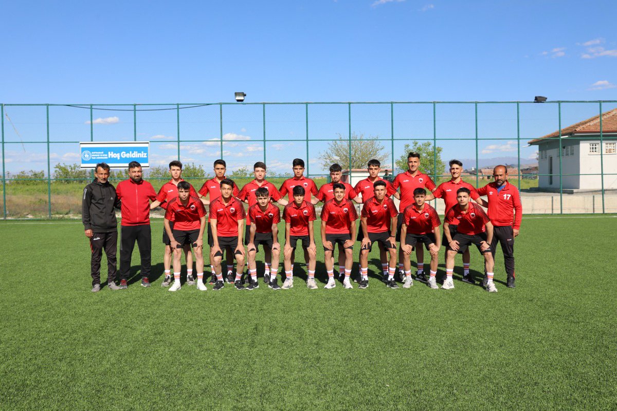 osmangudertr's tweet photo. Tokat’ta başlayacak olan Türkiye Şampiyonası 1. Kademe Maçlarına katılma hakkı elde eden Battalgazi Belediye Spor U-18 takımımız; asrın felaketinde hayatını kaybeden hocamız Erdal Doğaner’e armağan etmek için çalışmalarını aralıksız sürdürüyor. Tüm sporcu kardeşlerime başarılar diliyorum.