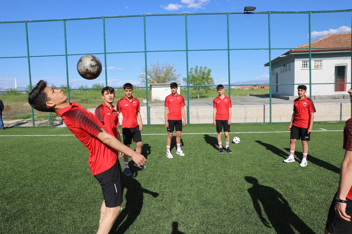 osmangudertr's tweet photo. Tokat’ta başlayacak olan Türkiye Şampiyonası 1. Kademe Maçlarına katılma hakkı elde eden Battalgazi Belediye Spor U-18 takımımız; asrın felaketinde hayatını kaybeden hocamız Erdal Doğaner’e armağan etmek için çalışmalarını aralıksız sürdürüyor. Tüm sporcu kardeşlerime başarılar diliyorum.