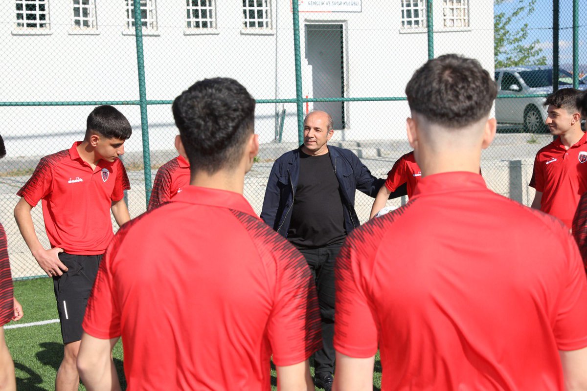 osmangudertr's tweet photo. Tokat’ta başlayacak olan Türkiye Şampiyonası 1. Kademe Maçlarına katılma hakkı elde eden Battalgazi Belediye Spor U-18 takımımız; asrın felaketinde hayatını kaybeden hocamız Erdal Doğaner’e armağan etmek için çalışmalarını aralıksız sürdürüyor. Tüm sporcu kardeşlerime başarılar diliyorum.