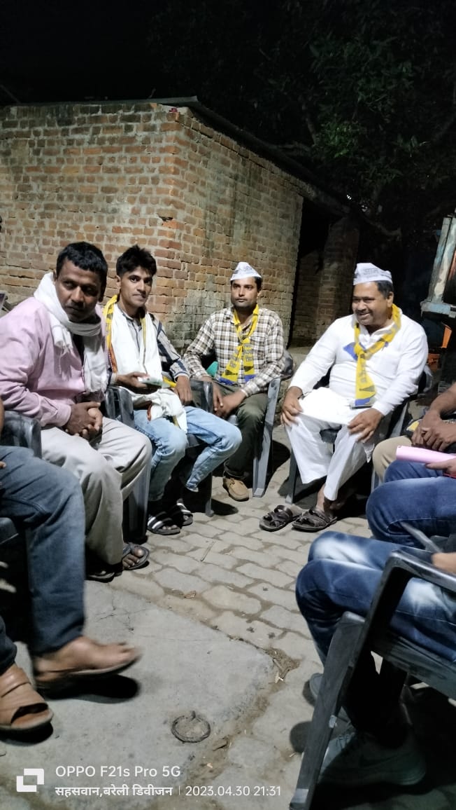 salmankhanAAP's tweet photo. #जनपद_बदायूँ नगर पालिका सहसवान से आम आदमी पार्टी के चेयरमैन पद के प्रत्याशी डॉ प्यारे मियाँ जी ने डोर टू डोर जनसंपर्क किया। लोगों से चुनाव निशान झाड़ू पर वोट डालने की अपील की।

#हाउस_टैक्स_हाफ_वाटर_टैक्स_माफ़ 
#शहर_होगा_साफ https://t.co/aEpWRF185A