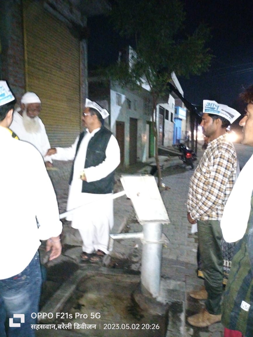 salmankhanAAP's tweet photo. #जनपद_बदायूँ नगर पालिका सहसवान से आम आदमी पार्टी के चेयरमैन पद के प्रत्याशी डॉ प्यारे मियाँ जी ने डोर टू डोर जनसंपर्क किया। लोगों से चुनाव निशान झाड़ू पर वोट डालने की अपील की।

#हाउस_टैक्स_हाफ_वाटर_टैक्स_माफ़ 
#शहर_होगा_साफ https://t.co/aEpWRF185A