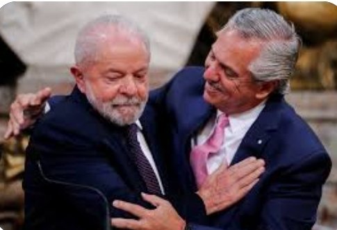 João deve no mercadinho do Mané e está inadimplente. Para que João continue comprando, Mané tem uma "excelente" ideia: faz um empréstimo para o João.
Assim age o Brasil, toma empréstimo da China e dá para a quebrada Argentina, pois eles compram no Brasil.