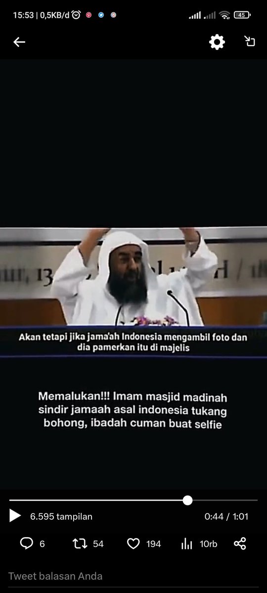 <a href="/tanyakanrl/">Tanyarl 💚</a> Imamnya nyindir orang2 yang : 

1. Orang2 yg sibuk selfie saat imam lagi khutbah, tp gak ngedengerin imamnya sama sekali.
2. Orang2 yg berbohong, berpose seperti sedang berdoa. Lalu posting ke sosmed, Padahal saat itu dia lgi gak bedoa.