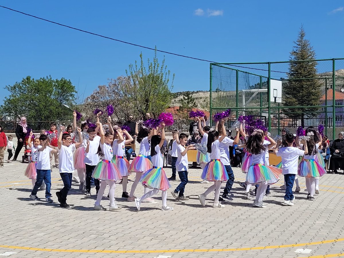 Öğrencilerimizin hazırladığı ve coşkulu bir şekilde gerçekleştirilen “Çocuk Şenliği” etkinliğimize katılan başta İlçe Milli Eğitim Müdürümüz Sn. Bilal ŞEN Bey olmak üzere tüm konuklarımıza ve etkinlikte emeği geçen herkese teşekkür ederiz. <a href="/Bilalsen43700/">Bilal ŞEN</a> <a href="/kutahyamem/">Kütahya İl Millî Eğitim Müdürlüğü</a> <a href="/Emetilcemem/">Emet İlçe Milli Eğitim Müdürlüğü</a>
