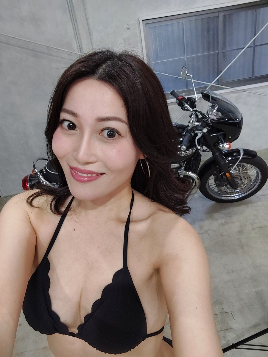 Yuriko_ml's tweet photo. 今日のsmooth撮影会はこのカッコいいバイクに跨がりました🏍️✨
楽しかった💕ありがとうございました😍
#ゆりこ
#ゆりこスマイル
#StudioRide
#smooth撮影会
#ビキニモデル
#グラビアモデル https://t.co/4xicKn1mQR