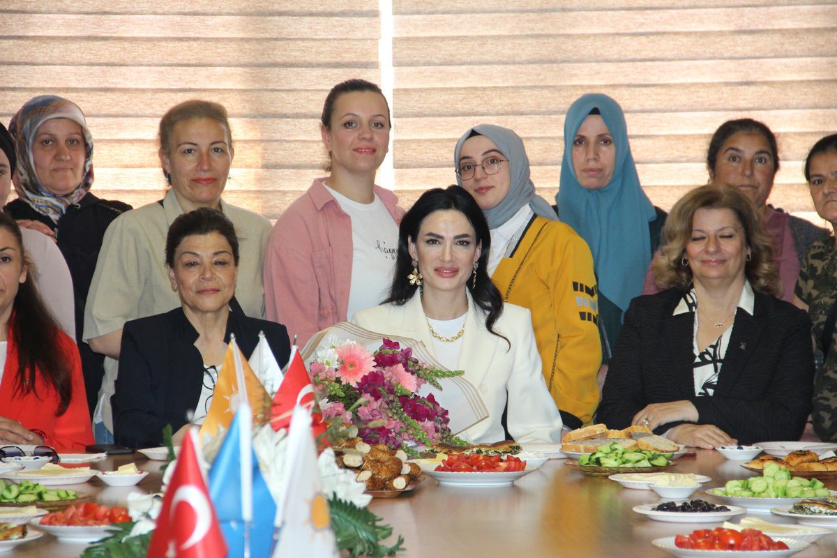 SedaSaribas09's tweet photo. 📍Söke

Türkiye Yüzyılı için, Aydın'ımız için birlikte çalışıyor, 2023 hedeflerimize emin adımlarla ilerliyoruz.

AK Parti Söke İlçe Başkanlığımızı ziyaret ederek, kıymetli dava arkadaşlarımızla bir araya geldik. Bu vesileyle misafirperverliği için kıymetli İlçe Başkanımız Sn. Sibel Menderes, Kadın Kolları Başkanımız Sn. Gülseren Kaya ve yönetim kurulu üyelerine teşekkür ederim.

Söke #TürkiyeYüzyılı'na Hazır
