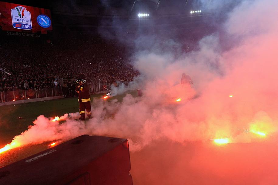 cosimobilbalo's tweet photo. 3/5/2014
-Pullman presi a sprangate e sassate
-Un intero stadio in loro ostaggio 
-Ci impedirono di tifare e fare coreografie
-Invasione di campo per venire sotto la curva a provocarci
Chi era a Roma non dimentica, i festeggiamenti per il loro scudetto li lascio a qualcun altro https://t.co/HpBkLUSUXz