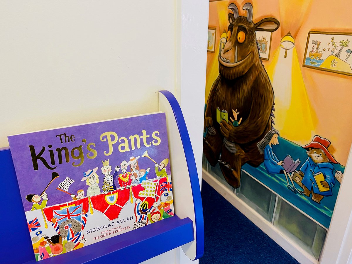 Meole_Primary's tweet image. Some lovely books in the library to celebrate the #Coronation #ReadingRocks #LifeChangingLibraries 📚