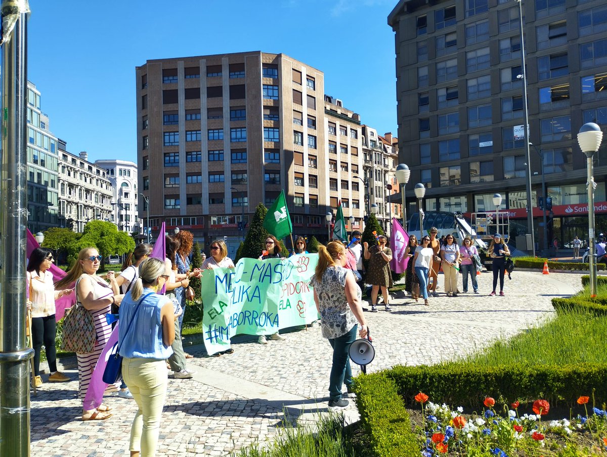 Implikaborrokan's tweet photo. 4️⃣9️⃣ días en #huelga para denunciar que la empresa @Implika_Formac ión ahora llamada OBICEX ha despedido a 8️⃣7️⃣ personas en su sede de Bilbao.
4️⃣9️⃣ Egun #greban Implika zentroan egin diren 8️⃣7️⃣ keleratzeak salatzeko‼️
#Implikaborrokan
#150despidos https://t.co/NnGEmPzigx