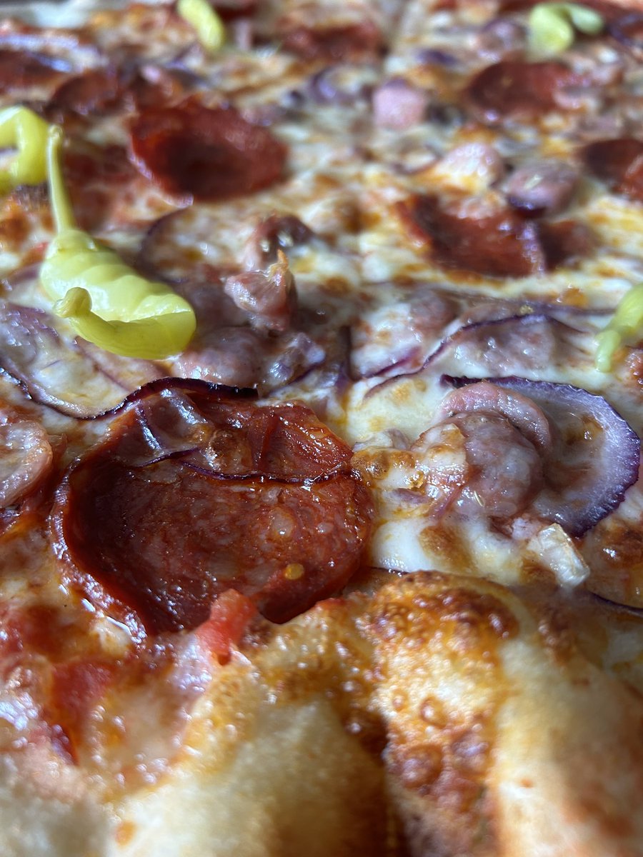 Peep that heavenly <a href="/WestPizzaCF/">West Pizza</a> close up 🍕