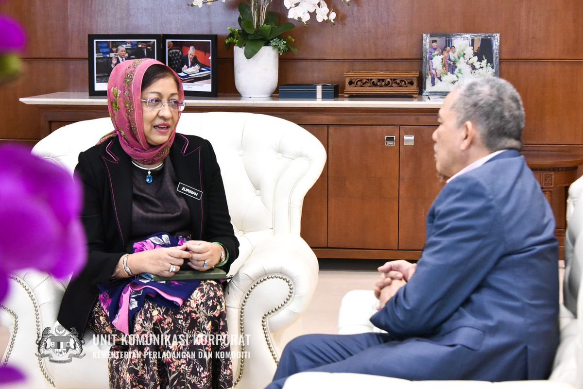 PetraJayaMP's tweet photo. Mesyuarat Pasca Kabinet yang saya pengerusikan hari ini adalah yang terakhir bagi Ketua Setiausaha (KSU) @MyKomoditi, Datuk Zurinah Pawanteh yang akan bersara. Setinggi-tinggi penghargaan atas khidmat bakti dan komitmen padu yang beliau berikan sepanjang bersama KPK.

#MyKomoditi https://t.co/Z2zYPoyskz