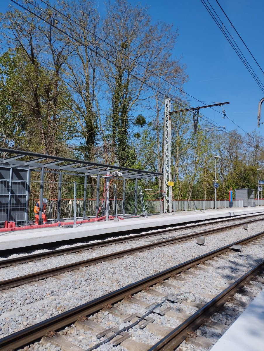 LaurenceSegbo's tweet photo. @RERC_SNCF Il aura fallu l'arrivée du #tramtrain pour penser au confort des voyageurs en construisant un abri inexistant jusque-là. #gare #gravignybalizy https://t.co/WoWcTdgh0h