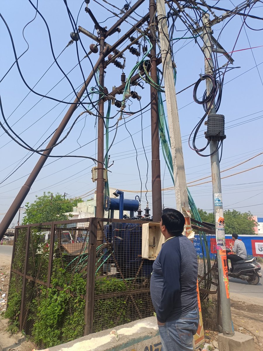 मेरी सोच/मेरा सुझाव
हर बिजलीघर का कर्मचारी जो बिजली विभाग से संबंधित है,य कार्य कर रहा हो चाहे वो अधिकारी, कर्मचारी,संविदाकर्मी और ठेकेदार ही क्यों न हो
अपने निवास स्थान के पास के एक ट्रांसफार्मर को सही करवाने की अपनी जिमेदारी समझे तो परिवर्तक की डैमेज होने को कम किया जा सकता है।