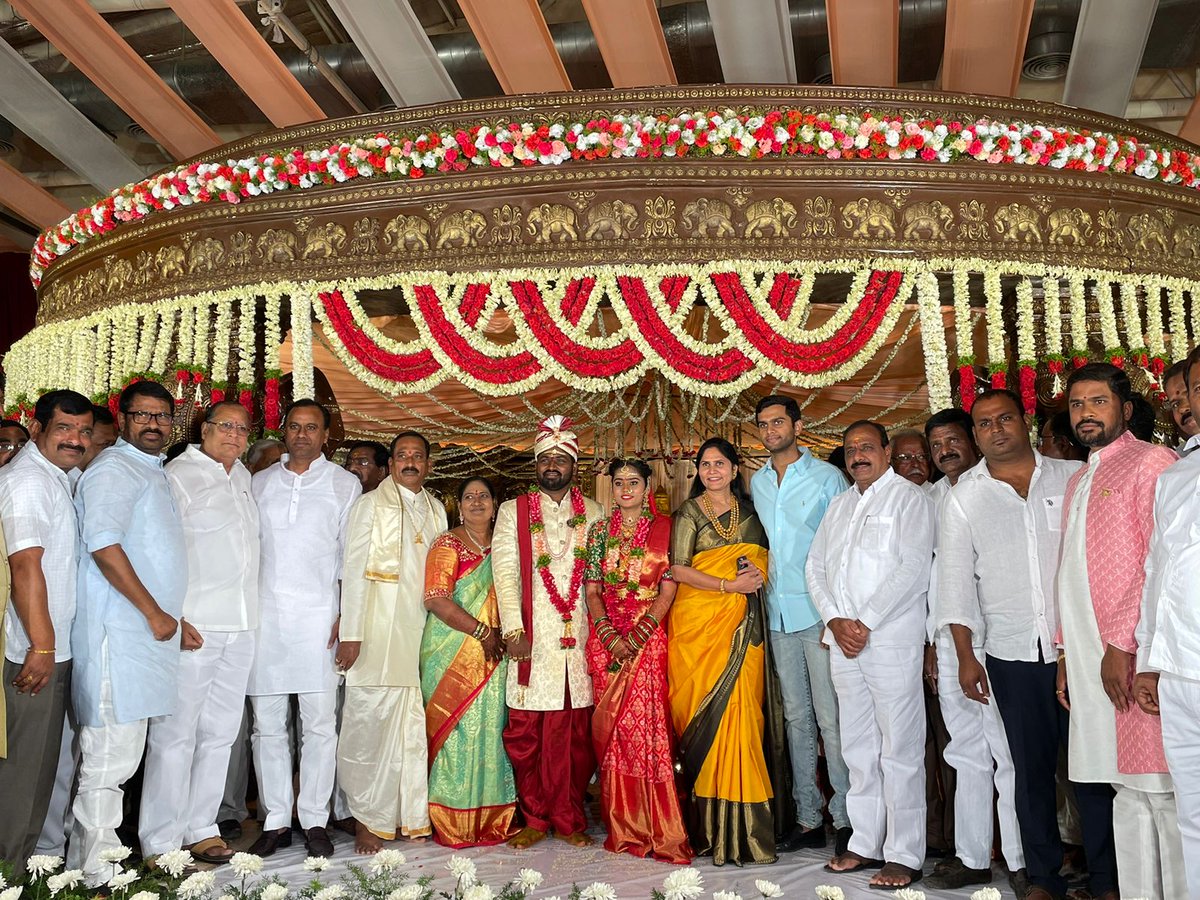 VeeraReddy_BJP's tweet photo. నాగోల్ “J” Convention హాల్ లో జరిగిన చౌటుప్పల్ మండల మాజీ MPP వెలగ రాజశేఖర్ రెడ్డి గారి కుమారుడి వివాహ కార్యక్రమానికి హాజరై నూతన వధూవరులను మునుగోడు మాజీ శాసనసభ్యులు శ్రీ కోమటిరెడ్డి రాజ్ గోపాల్ రెడ్డి గారితో కలిసి ఆశీర్వదించడం జరిగింది..
#DonuruVeeraReddy 
#TeamDVR 
#Bjp4Munugodu https://t.co/cUlX5MRngk