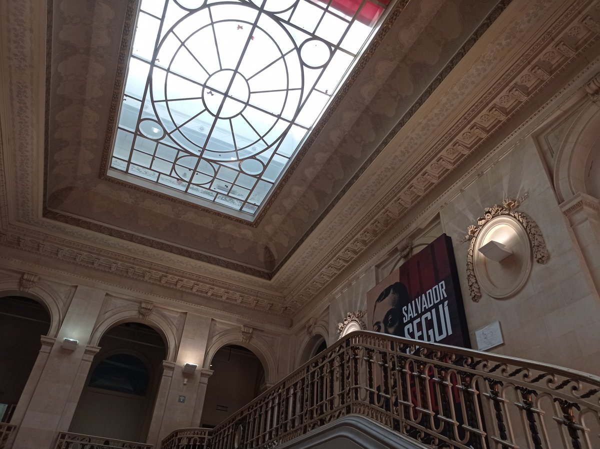 Val la pena passar pel Palau Robert per a veure l'exposició sobre Salvador Seguí. Bon catàleg, fotos interessants articles de l'èpica. El millor, el video de la Teresa Montaner, la seva parella. Aneu-hi.